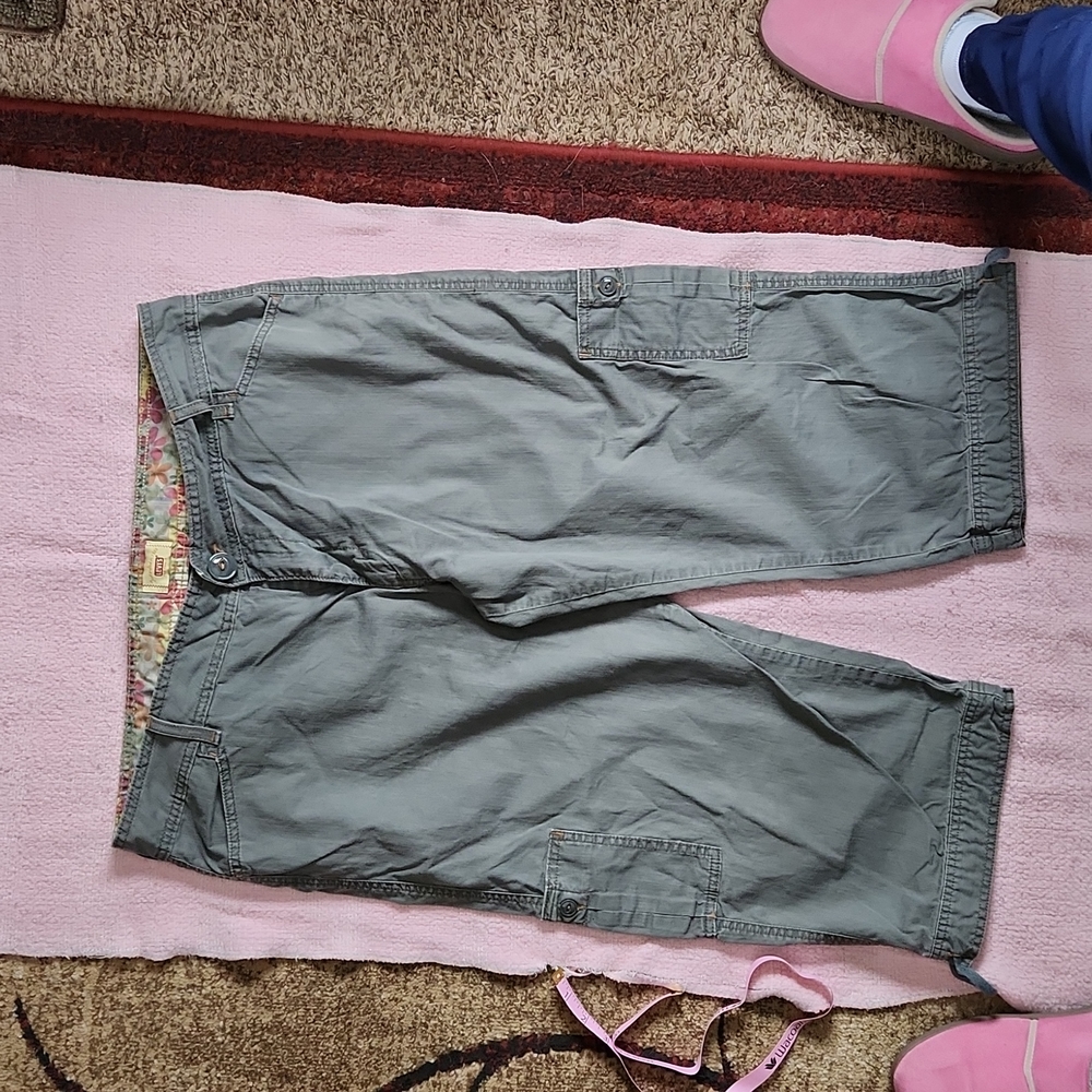Levi Capris